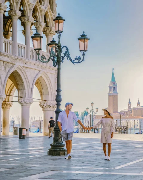 Koppel Stedentrip Venetië Uitzicht Piazza San Marco Doges Palace Palazzo — Stockfoto
