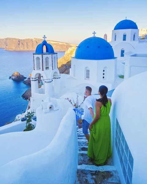 Para Spacerujących Wiosce Oia Santorini Grecja Mężczyźni Kobiety Odwiedzają Bieloną — Zdjęcie stockowe