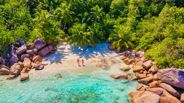 Praslin Seychelles Tropical Island Withe Beaches Palm Trees Couple Men — Foto de Stock