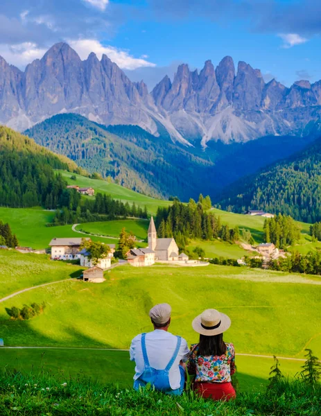 圣玛格达莱娜间歇泉或奥德尔白云石山峰的一对情侣 意大利Val Funes山谷 Santa Magdalena村Dolomites山区 — 图库照片