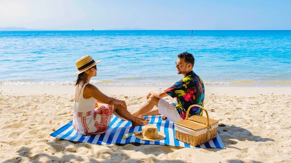 Couple Picnic Beach Koh Larn Island Pattaya Thailand Tropical Beach — Stock Photo, Image