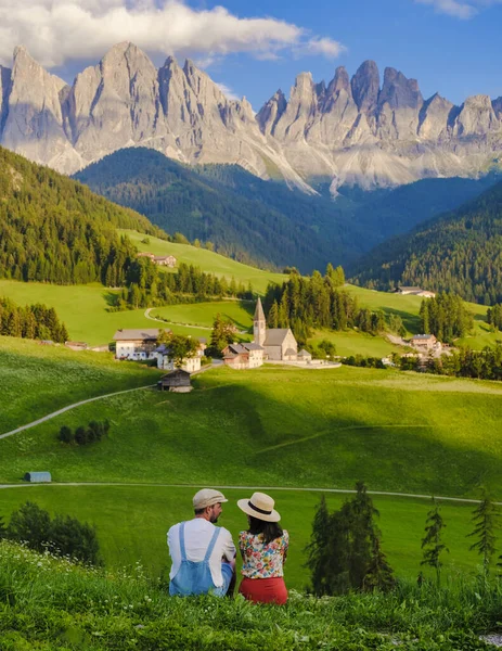 夏の風景を見るカップル イタリアイルミネーション バルディ フェルネ サンタ マグダレナ村 魔法のドロミテ バルディ フェーン バレー — ストック写真