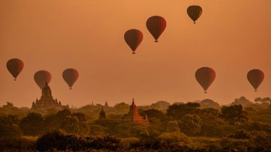 Bagan Myanmar, tapınakların üzerinde gün doğumu ve Bagan Myanmar 'ın pagodaları, Sunrise Pagan Myanmar 