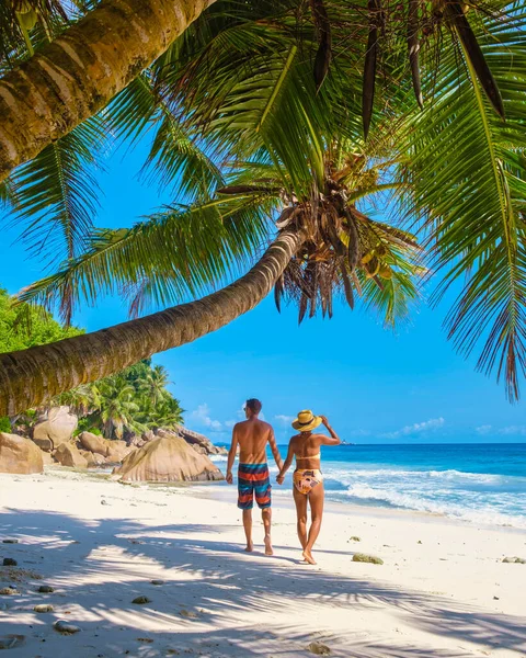 Anse Patates Digue Seychelles 一对年轻夫妇 在塞舌尔的一个豪华度假期间 在热带海滩上 热带海滩Anse Patates Digue — 图库照片