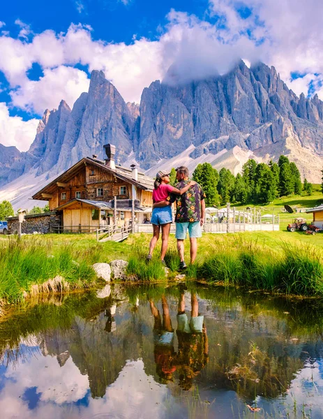 Couple Men Women Geisler Alm Dolomites Italy Hiking Mountains Val — Stock Photo, Image