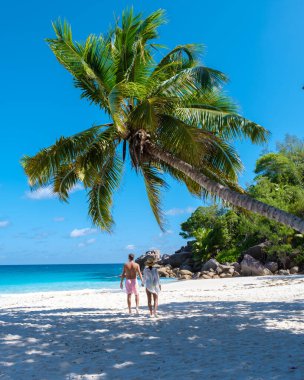 Anse Lazio Praslin Seyşeller. Seyşeller 'de lüks bir tatil sırasında tropik bir plajda yaşayan genç bir çift. Tropik plaj Anse Lazio Praslin Seyşeller Adaları