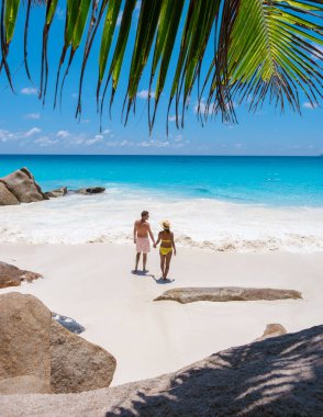 Anse Lazio Praslin Seyşeller, Seyşeller 'de lüks bir tatil sırasında tropik bir plajda yaşayan genç bir çift.. 