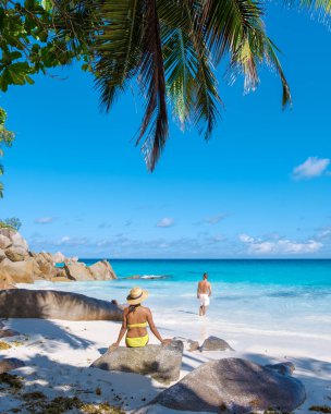 Anse Lazio Praslin Seyşeller, Seyşeller 'de lüks bir tatil sırasında tropik bir plajda yaşayan genç bir çift.. 