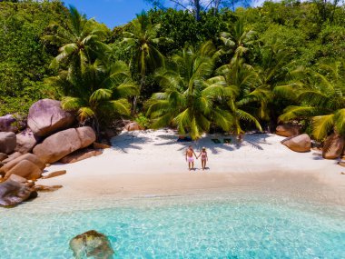 Anse Lazio Praslin Seyşeller. Seyşeller 'de lüks bir tatil sırasında tropik bir plajda yaşayan genç bir çift. Tropik plaj Anse Lazio Praslin Seyşeller Adaları insansız hava aracı görüntüsü