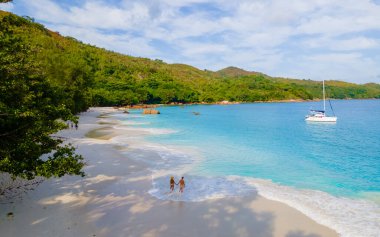 Anse Lazio Praslin Seyşeller. Seyşeller 'de lüks bir tatil sırasında tropik bir plajda yaşayan genç bir çift. Tropik plaj Anse Lazio Praslin Seyşeller Adası insansız hava aracı görüntüsü