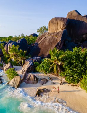 Anse Kaynak dArgent, La Digue Seychelles, Seyşeller Adaları 'nda lüks bir tatil sırasında tropikal bir plajda yaşayan genç bir çift.