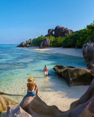 Anse Kaynak dArgent, La Digue Seychelles, Seyşeller Adaları 'nda lüks bir tatil sırasında tropikal bir plajda yaşayan genç bir çift.