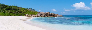 Anse Cocos La Digue Seyşeller, Seyşeller 'de lüks bir tatil sırasında tropikal bir plaj. Tropik sahil Anse Cocos La Digue Seyşeller. 