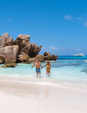 Anse Cocos La Digue Seyşeller, Seyşeller 'de lüks bir tatil sırasında tropikal bir plajda yaşayan genç bir çift.. 