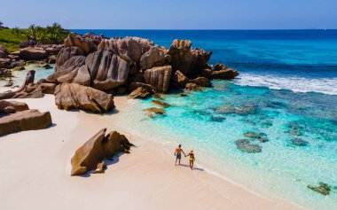 Anse Cocos La Digue Seyşeller, Seyşeller 'de lüks bir tatil sırasında tropikal bir plajda yaşayan genç bir çift.. 