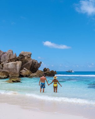 Anse Cocos La Digue Seyşeller, Seyşeller 'de lüks bir tatil sırasında tropikal bir plajda yaşayan genç bir çift.. 