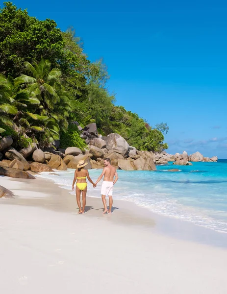 Anse Lazio Praslin Seyşeller. Seyşeller 'de lüks bir tatil sırasında tropik bir plajda yaşayan genç bir çift. Tropik plaj Anse Lazio Praslin Seyşeller Adaları