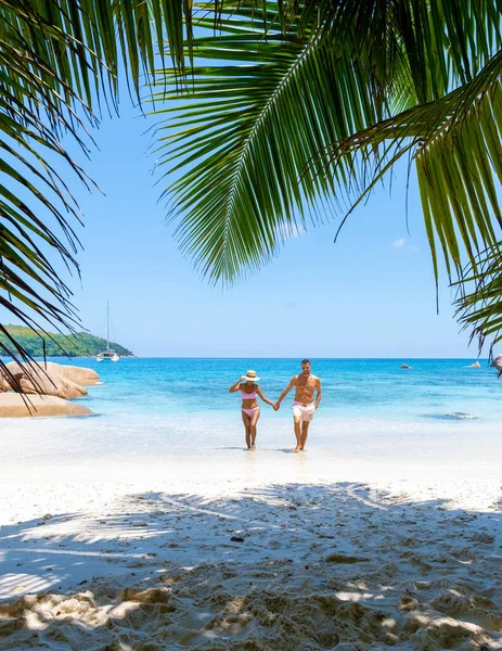 Anse Lazio Praslin塞舌尔是一对年轻夫妇 他们在热带海滩度过了一个奢华的假期 热带海滩Anse Lazio Praslin塞舌尔群岛 — 图库照片