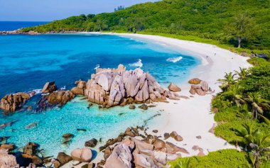 Anse Cocos La Digue Seyşeller, Seyşeller 'de lüks bir tatil sırasında tropikal bir plaj. Tropik sahil Anse Cocos La Digue Seyşeller. 