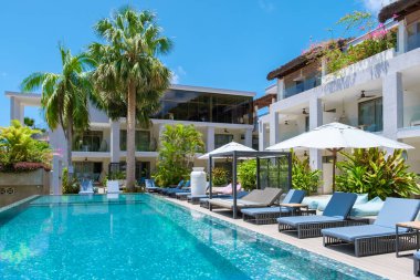 Praslin Seyşeller Nisan 2022, Seyşeller 'deki lüks otel plaj sandalyeleri ve yüzme havuzu.