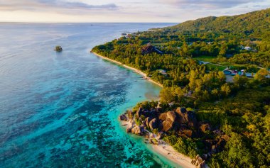 Anse Source dArgent, La Digue Seyşeller, gün batımında tropik bir plajda insansız hava aracı görüntüsü