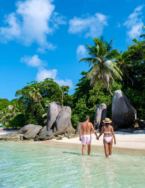 Tropisch Strand Met Palmbomen Een Blauwe Oceaan Bij Mahe Seychellen — Stockfoto