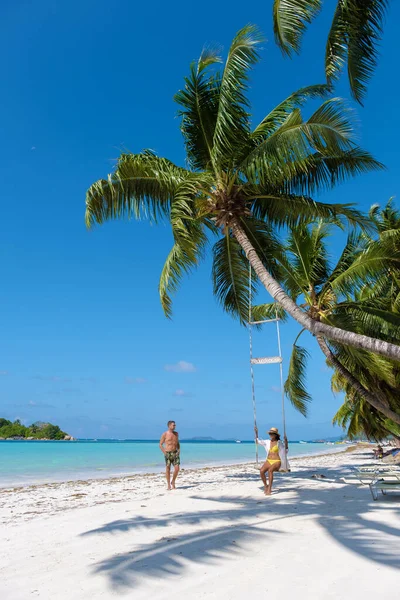Beberapa Pria Dan Wanita Pantai Tropis Dengan Ayunan Bawah Pohon — Stok Foto