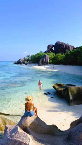 Hombres Mujeres Una Playa Tropical Durante Unas Vacaciones Lujo Seychelles — Vídeo de stock