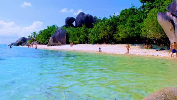 2022年4月 在一个阳光灿烂的日子里 人们在热门岛屿La Digue Anse Source Dargent的海滩上放松一下 — 图库视频影像