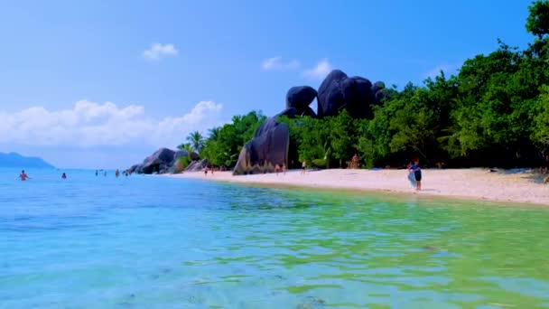 Digue Seychelles Aprile 2022 Persone Che Rilassano Sulla Spiaggia Durante — Video Stock