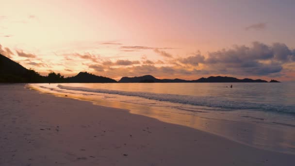Zonsondergang Het Eiland Anse Volbert Praslin Seychellen Zeezicht Het Strand — Stockvideo