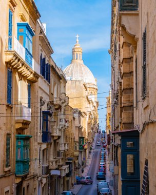 Valletta Malta 'nın renkli sokakları, Malta' nın başkentinde şehir gezisi, tarihi merkezde renkli balkonlarla dolu sokaklar.