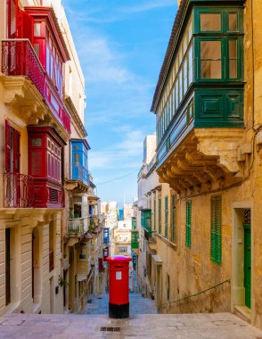 Valletta Malta 'nın renkli sokakları, Malta' nın başkentinde şehir gezisi, tarihi merkezde renkli balkonlarla dolu sokaklar.