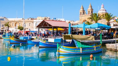 Malta Aralık 2017, Marsaxlokk limanı güneşli bir kış gününde balıkçı tekneleriyle