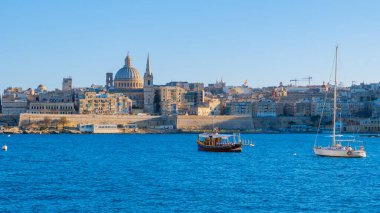 Valletta Malta City Skyline, renkli ev balkonu Malta Valletta, Valletta Malta eski kasabasının panoramik manzarası gün batımında
