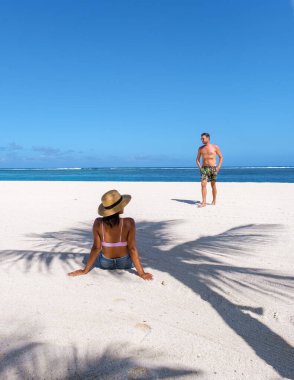 Mauritius 'ta tropik bir plajda erkek ve kadın, Mauritius' ta balayı tatili yapan bir çift.