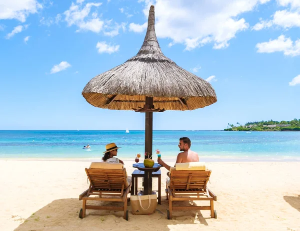 Man Vrouw Een Tropisch Strand Met Stoelen Parasol Tropisch Strand — Stockfoto