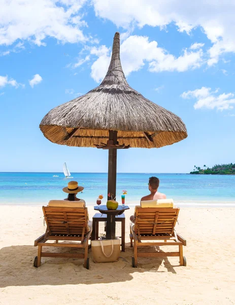 Uomo Donna Una Spiaggia Tropicale Con Sedie Ombrellone Spiaggia Tropicale — Foto Stock