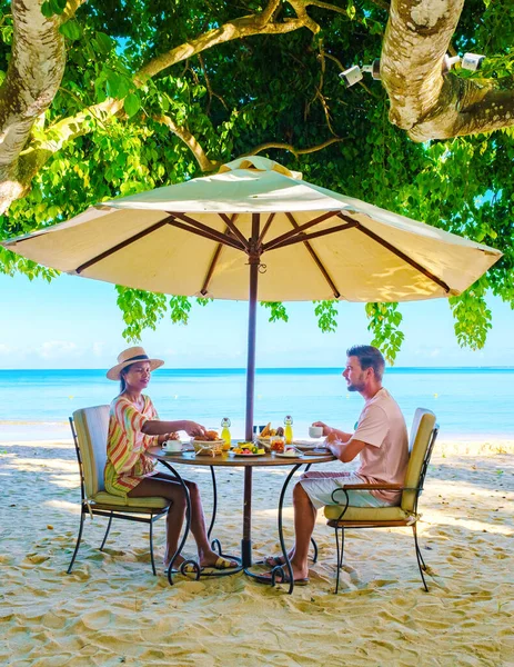 Man Och Kvinna Äter Frukost Tropisk Strand Mauritius Ett Par — Stockfoto