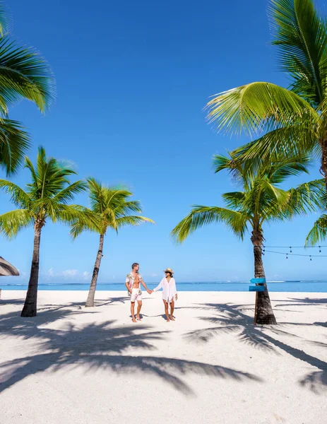 Man Och Kvinna Tropisk Strand Med Strandstolar Och Palmer Mauritius — Stockfoto