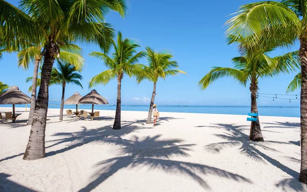 Mujer Una Playa Tropical Mauricio Una Mujer Vacaciones Mauricio Morne — Foto de Stock