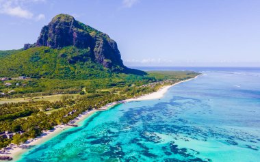 Le Morne plajındaki droen havadan çekişmeli Mauritius Tropikal plajı palmiye ağaçları ve beyaz kum mavisi okyanusuyla, Le Morne dağlı sahilin üst manzarası.