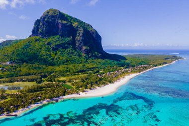 Le Morne plajındaki droen havadan çekişmeli Mauritius Tropikal plajı palmiye ağaçları ve beyaz kum mavisi okyanusuyla, Le Morne dağlı sahilin üst manzarası.