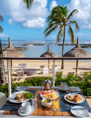 Mauritius 'ta tropik bir plajda kahvaltı, kruvazörlü kahve ve meyve.