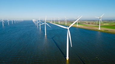 Denizdeki yel değirmeni türbinleri, Hollanda 'daki büyük bir yel değirmeni parkının yukarıdan insansız hava aracı görüntüsü. Hollanda 'da yeşil enerji dönüşümü Avrupa' da