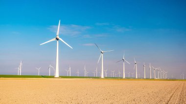 Denizdeki yel değirmeni türbinleri, Hollanda 'daki büyük bir yel değirmeni parkının yukarıdan insansız hava aracı görüntüsü. Hollanda 'da yeşil enerji dönüşümü Avrupa' da