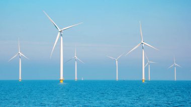 Bulutlu ve mavi gökyüzü olan yel değirmeni parkı, rüzgâr türbini Flevoland Hollanda 'nın deniz manzaralı yel değirmeni parkı. Hollanda 'da yeşil enerji üretimi