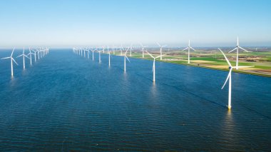 Bulutları ve mavi gökyüzü olan yel değirmeni parkı, rüzgar türbini Flevoland Hollanda Ijsselmeer ile okyanus drone hava manzaralı. Hollanda 'da Yeşil Enerji
