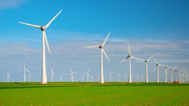 Rüzgar türbini Flevoland Hollanda Ijsselmeer ile okyanus manzaralı wndmill parkı. Hollanda 'da güneşli bir günde Yeşil Enerji