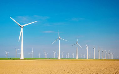 Bulutlu ve mavi gökyüzü olan yel değirmeni parkı, rüzgâr türbini Flevoland Hollanda 'nın deniz manzaralı yel değirmeni parkı. Hollanda 'da yeşil enerji üretimi